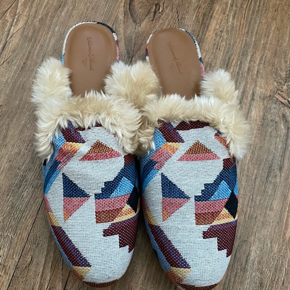 Universal Thread Sandals